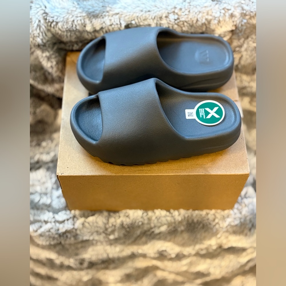 Adidas Yeezy Slide Granite Sz 4 (Men’s) Like A 6 Women’s